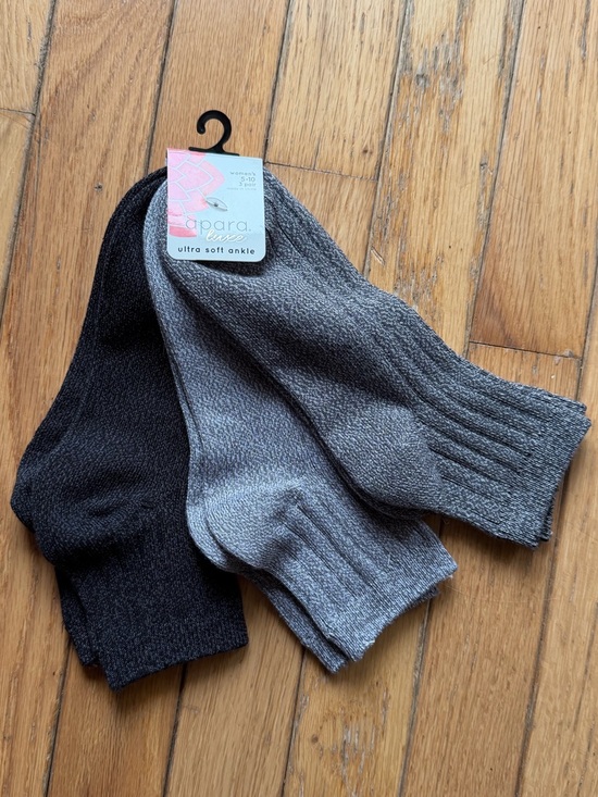 Apara Accessories - Set of 3 Soft Ribbed Ankle Socks - NWT